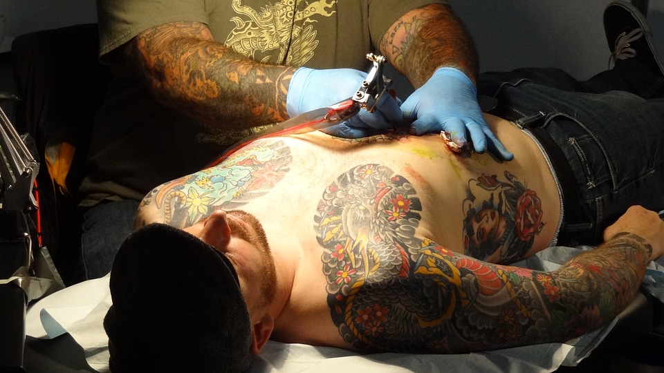 Persona tatuando